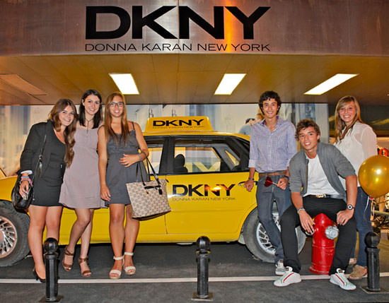 espacio de DKNY donde tenían preparado un típico taxi de Nueva York