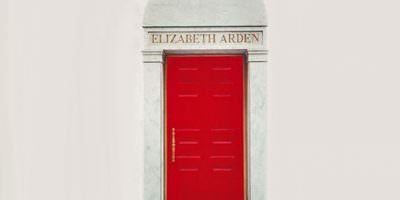 puerta roja, símbolo de la experiencia de belleza de Elizabeth Arden