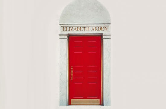 puerta roja, símbolo de la experiencia de belleza de Elizabeth Arden