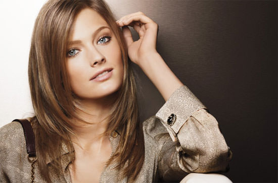 modelo Constance Jablonski para Estée Lauder