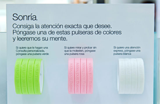 pulseras de colores "Servicio a su medida" Clinique