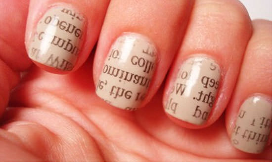 manicura con letras de periódico