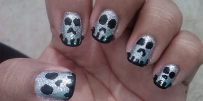 calaveras brillantes en las uñas