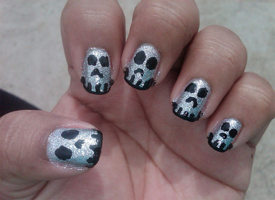 calaveras brillantes en las uñas