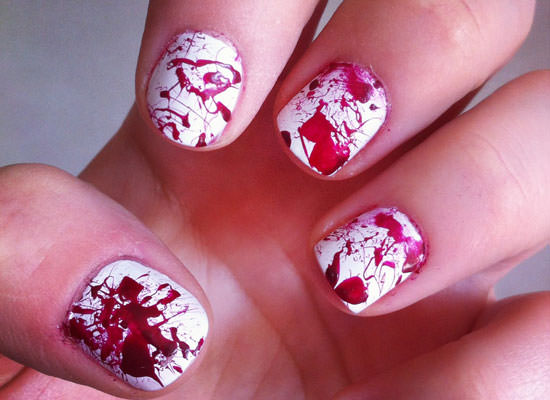 Uñas con manchas de sangre para Halloween