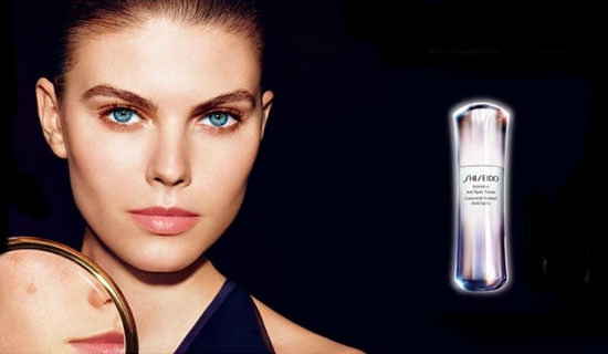 modelo Intensive Anti-Spot Serum de Shiseido