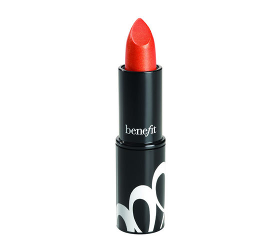 Full-finish lipstick en tono Saucy