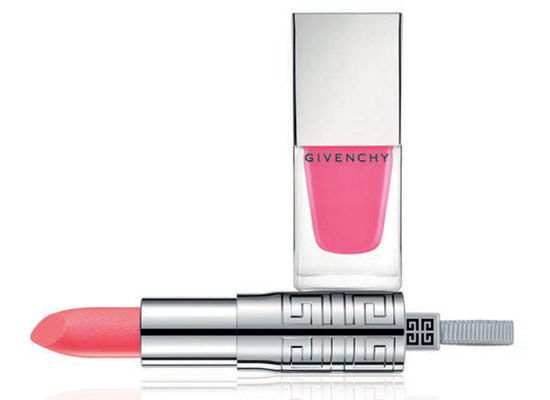 labial y laca de uñas rosa de Givenchy