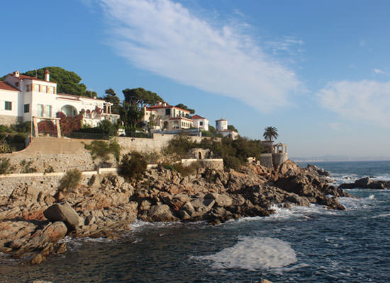 paseo idílico por la costa, sol, vistas impresionantes