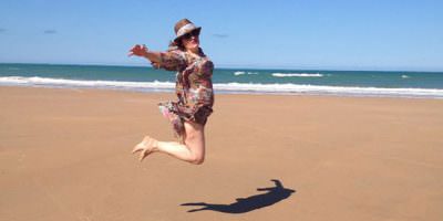 Arantza saltando en la playa de Chiclana