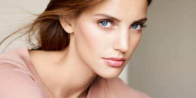 modelo maquillaje Clarins