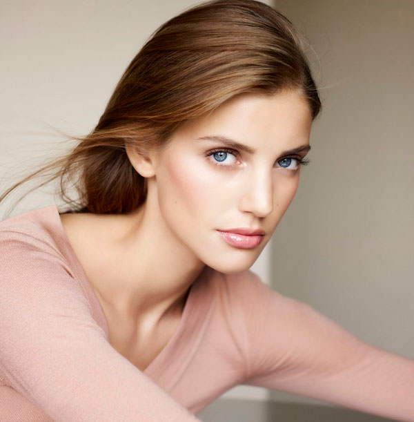 modelo maquillaje Clarins