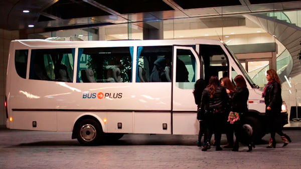 Minibus de Bus Plus esperando a las puertas del hotel