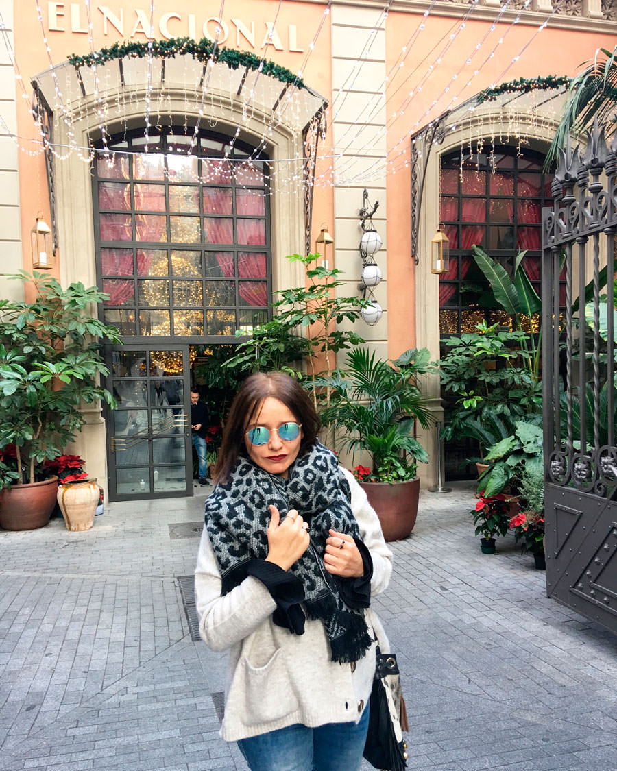 Arantza en la puerta de El Nacional en Barcelona