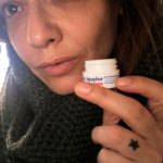 Arantza con pomada de labios y nariz Aquaphor