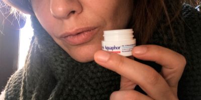 Arantza con pomada de labios y nariz Aquaphor