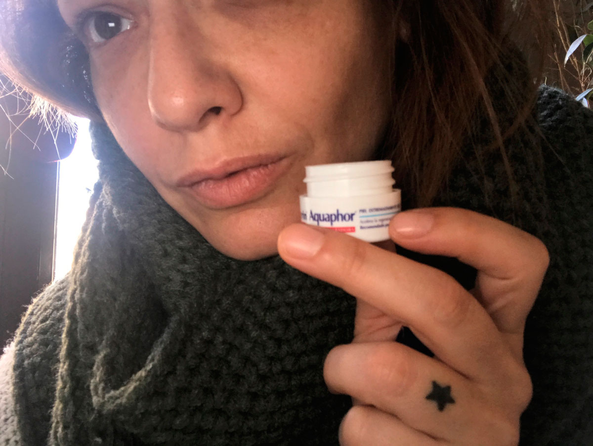 Arantza con pomada de labios y nariz Aquaphor