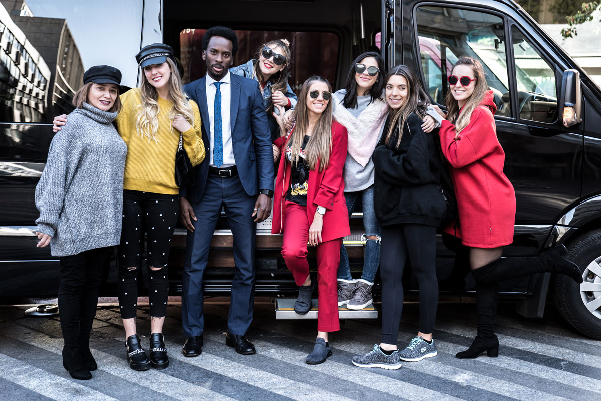 Las chicas del ComsetikTrip9 con Amadou, nuestro chófer