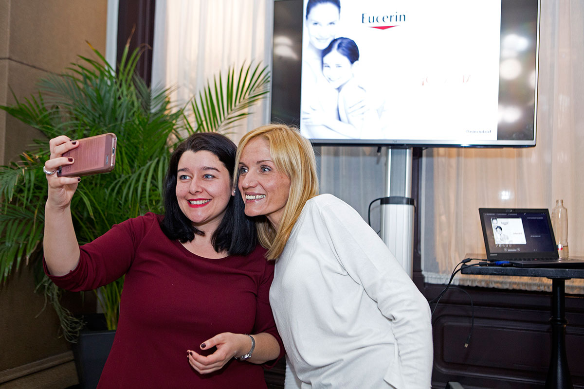 Marta y Cristina haciéndose un selfie