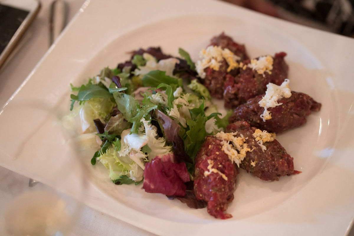 El espectacular steak tartar del Fortuny