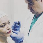 Arantza poniéndose botox en Clínica Menorca