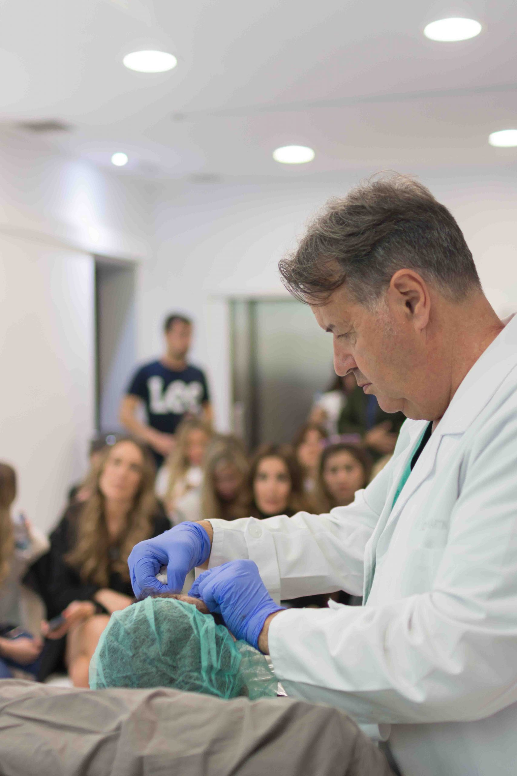 Dr. Ángel Martín con las chicas del CosmetikTrip18